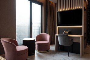 Apartament Art Suite | Peralatan tempat tidur premium, busa memori, peti besi dalam bilik