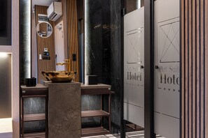 Apartament Art Suite | Baño | Artículos de higiene personal de diseño, secador de pelo y zapatillas