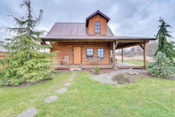 Interior - Private Hot Tub: 'blue Sky Cabin' in Sequim (Sequim)