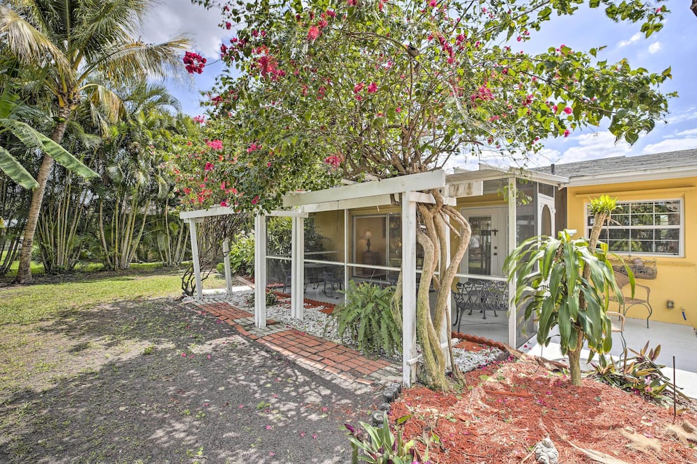 Cape Coral Home w/ Yard < 1 Mi to Dtwn! - Lofton's Island, FL