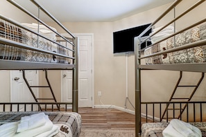 Talo (Multiple Bedrooms) | Sisätilat