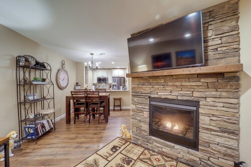 Mtn-view Condo w/ Lookout Deck in Banner Elk!