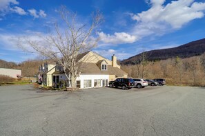 Interior - Lookout Deck + Mtn Views: Banner Elk Condo! (Banner Elk)