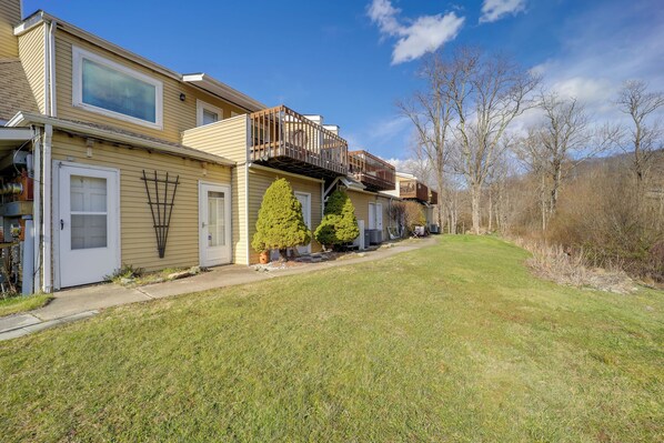Interior - Lookout Deck + Mtn Views: Banner Elk Condo! (Banner Elk)