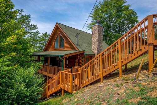 The Dreamer's Nest Sevierville Cabin w/ Hot Tub!