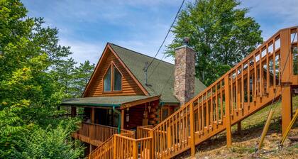 The Dreamer's Nest Sevierville Cabin w/ Hot Tub!