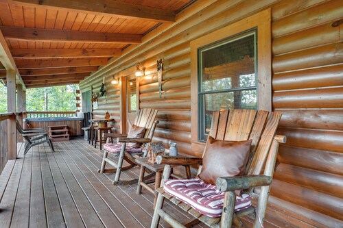 The Dreamer's Nest Sevierville Cabin w/ Hot Tub!