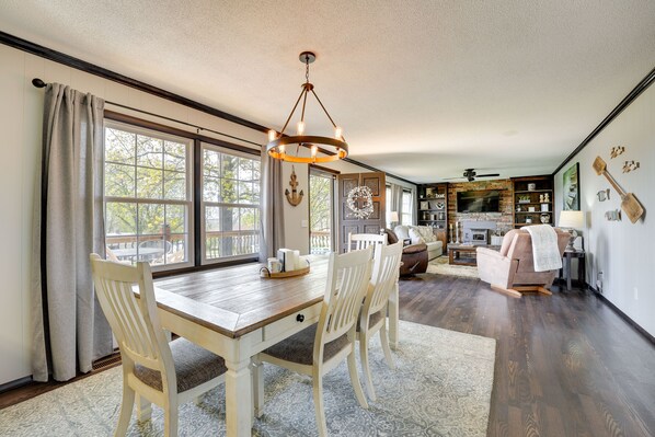 Interior - Charming Shell Knob Home: 16 Mi to Dogwood Canyon! (Shell Knob)