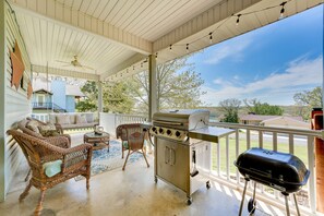 Outdoor dining - Charming Shell Knob Home: 16 Mi to Dogwood Canyon! (Shell Knob)