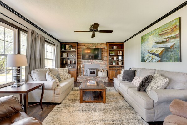 House (3 Bedrooms) | Living area | Ping pong