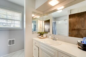 Shower - Charming Shell Knob Home: 16 Mi to Dogwood Canyon! (Shell Knob)