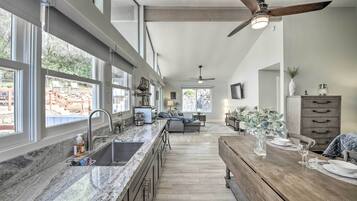 Apartment (0 Bedroom) | Private kitchen | Paper towels