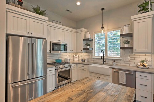 Modern Farmhouse w/ Patio, Grill & Mtn Views!