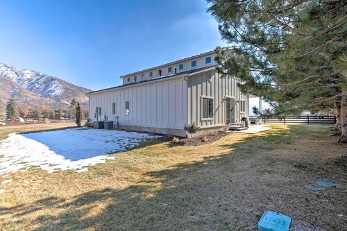 Modern Farmhouse w/ Patio, Grill & Mtn Views!