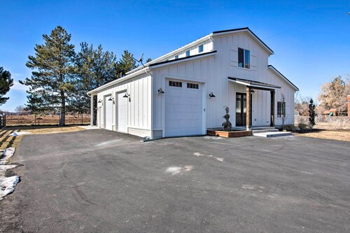Modern Farmhouse w/ Patio, Grill & Mtn Views!