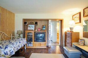 House (6 Bedrooms) | Interior