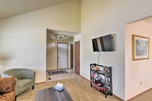 Apartment (2 Bedrooms) | Interior - Modern Anchorage Townhome: 8 Mi to Downtown! (Anchorage)