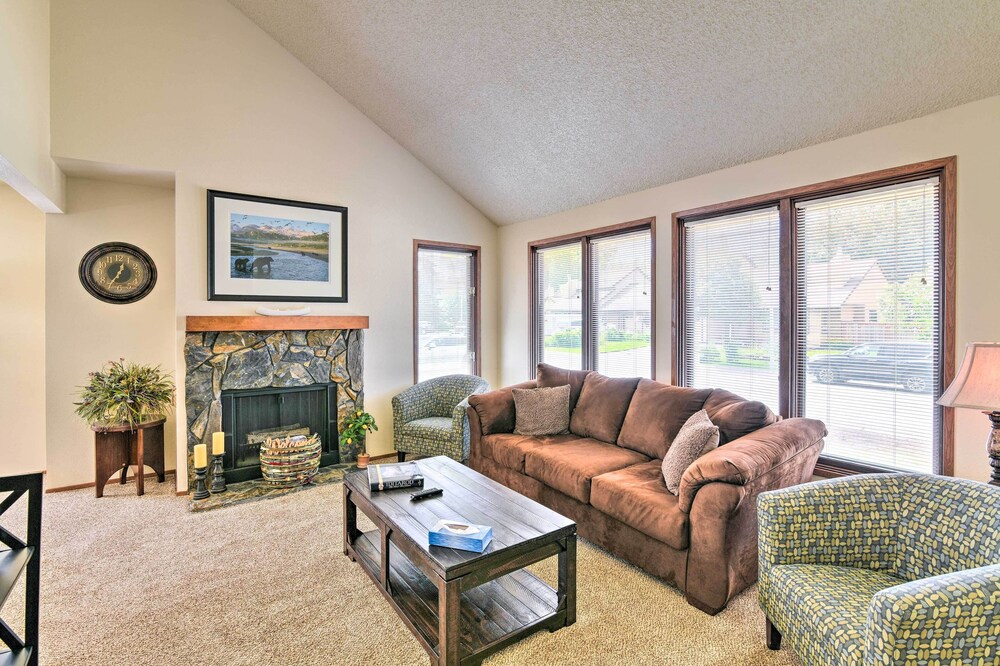 Modern Anchorage Townhome: 8 Mi to Downtown!