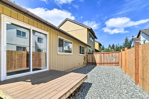 Modern Anchorage Townhome: 8 Mi to Downtown!