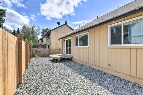 Modern Anchorage Townhome: 8 Mi to Downtown!