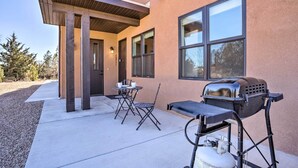 An outdoor patio with a grill, a table, and chairs. - Quaint Kanab Casita - 3 Mi to the Heart of Town! (Kanab)
