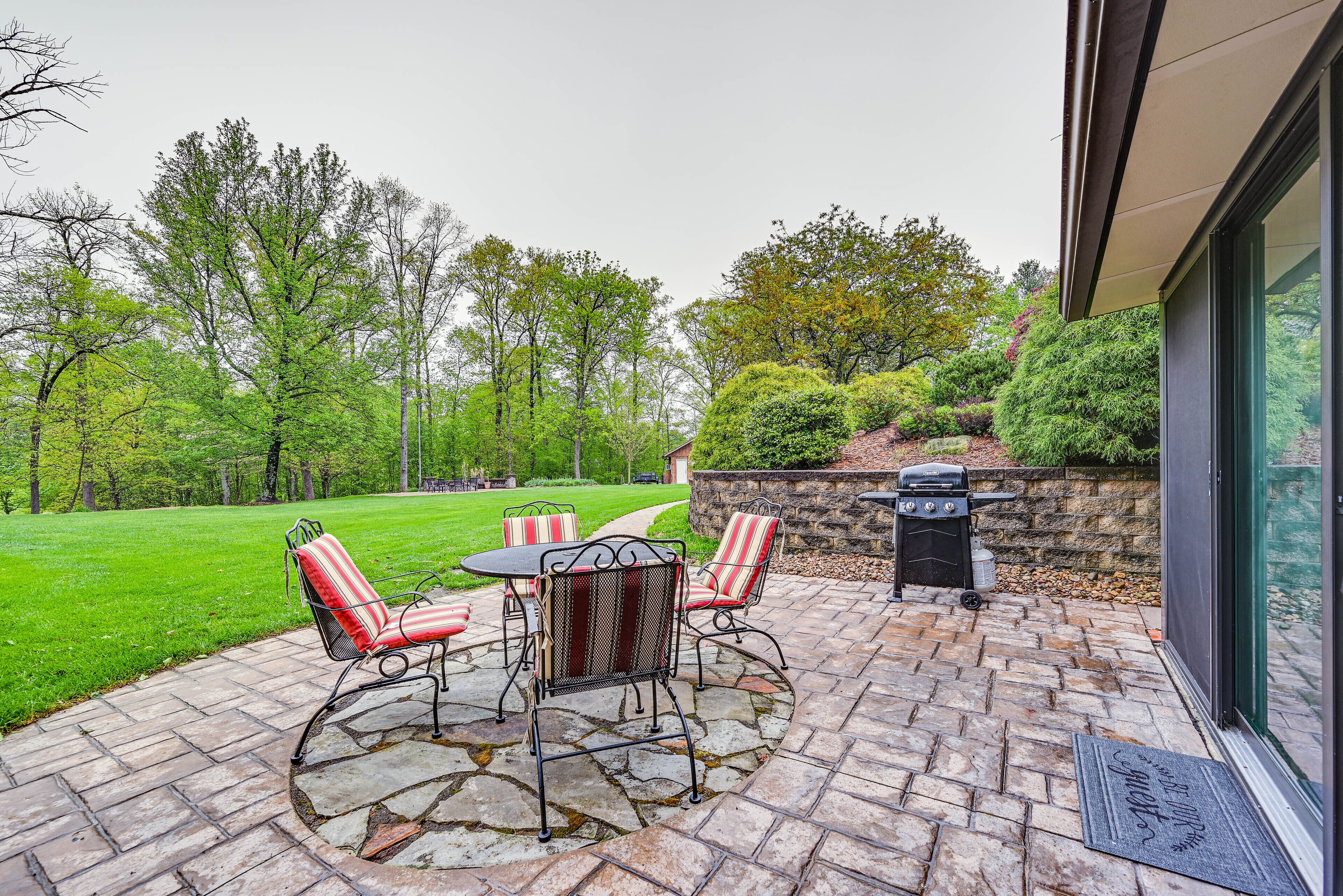 Indiana Studio 6 Miles to Downtown Huntingburg