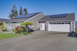 Interior - Anacortes Home w/ Views of Puget Sound (Anacortes)