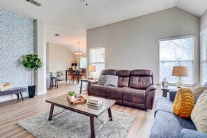 TV, books - Airy Georgetown Home w/ Fire Pit! (Georgetown)