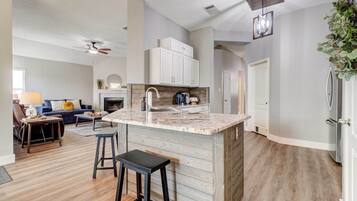 House (2 Bedrooms) | Private kitchen | Coffee/tea maker, paper towels