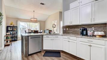 House (2 Bedrooms) | Private kitchen | Coffee/tea maker, paper towels