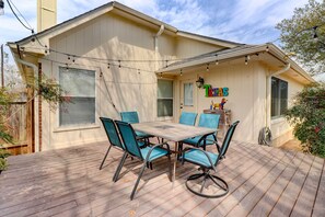 Una casa con terraza, una mesa y sillas, y un cartel que dice "TEXAS".