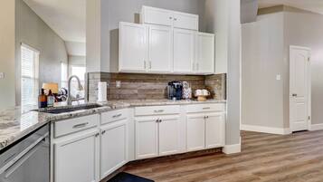 House (2 Bedrooms) | Private kitchen | Coffee/tea maker, paper towels