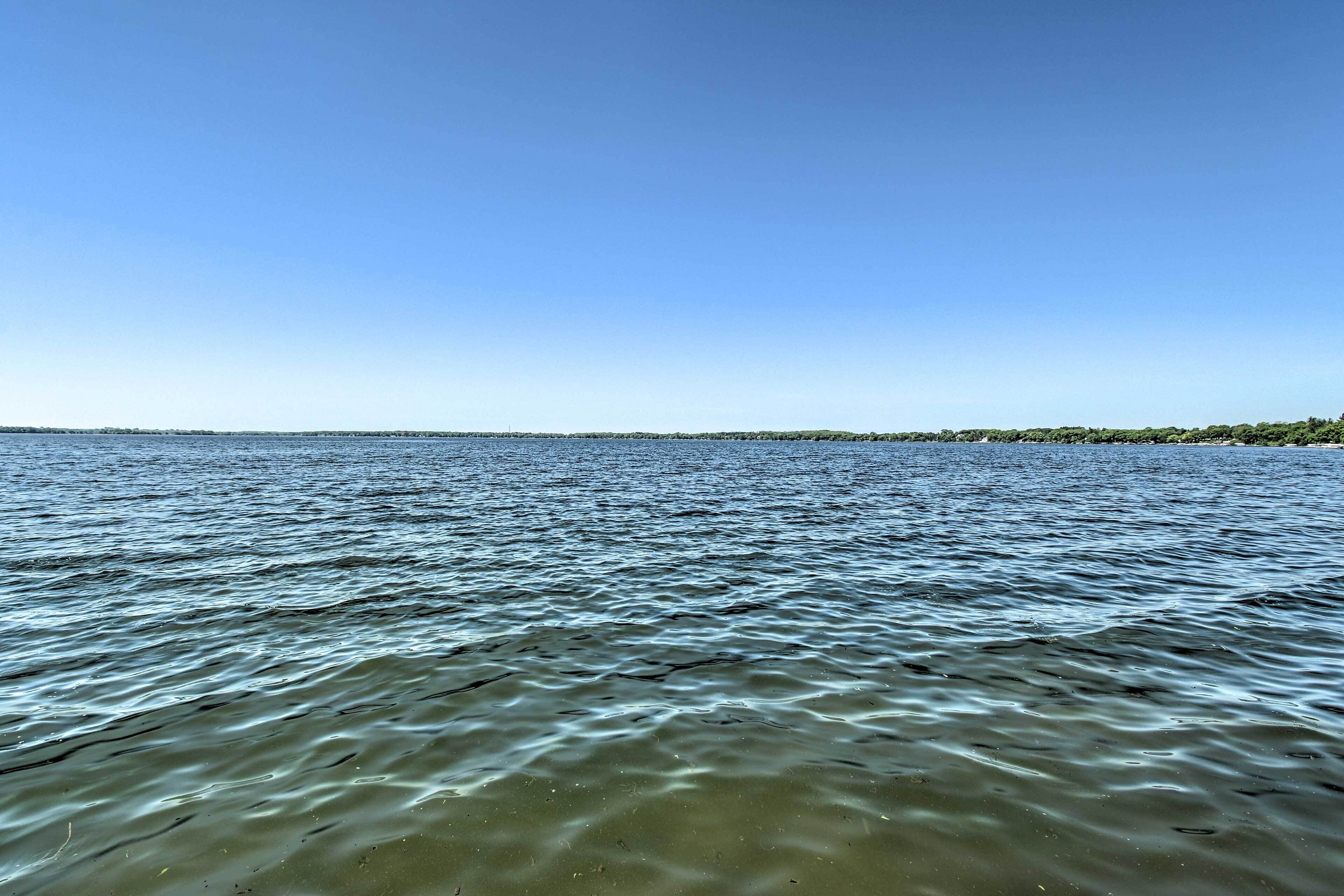 Una masa de agua tranquila con un cielo despejado.