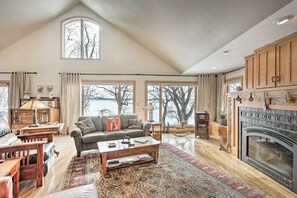 TV, fireplace, iPod dock, books - Pet-friendly Family Home Situated on Green Lake! (Green Lake)