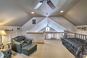 4 bedrooms, laptop workspace, iron/ironing board, free cots/infant beds - Pet-friendly Family Home Situated on Green Lake! (Green Lake)