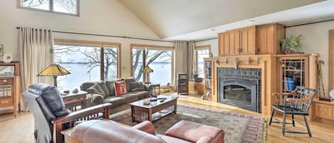 House (4 Bedrooms) | Living area | TV, fireplace, iPod dock, books