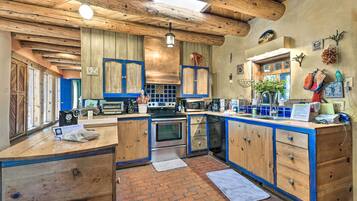 House (3 Bedrooms) | Private kitchen | Microwave, oven, stovetop, dishwasher