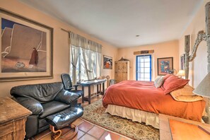 3 bedrooms, laptop workspace, iron/ironing board, bed sheets - El Prado Home w/ Hot Tub, Panoramic Mtn Views (El Prado)