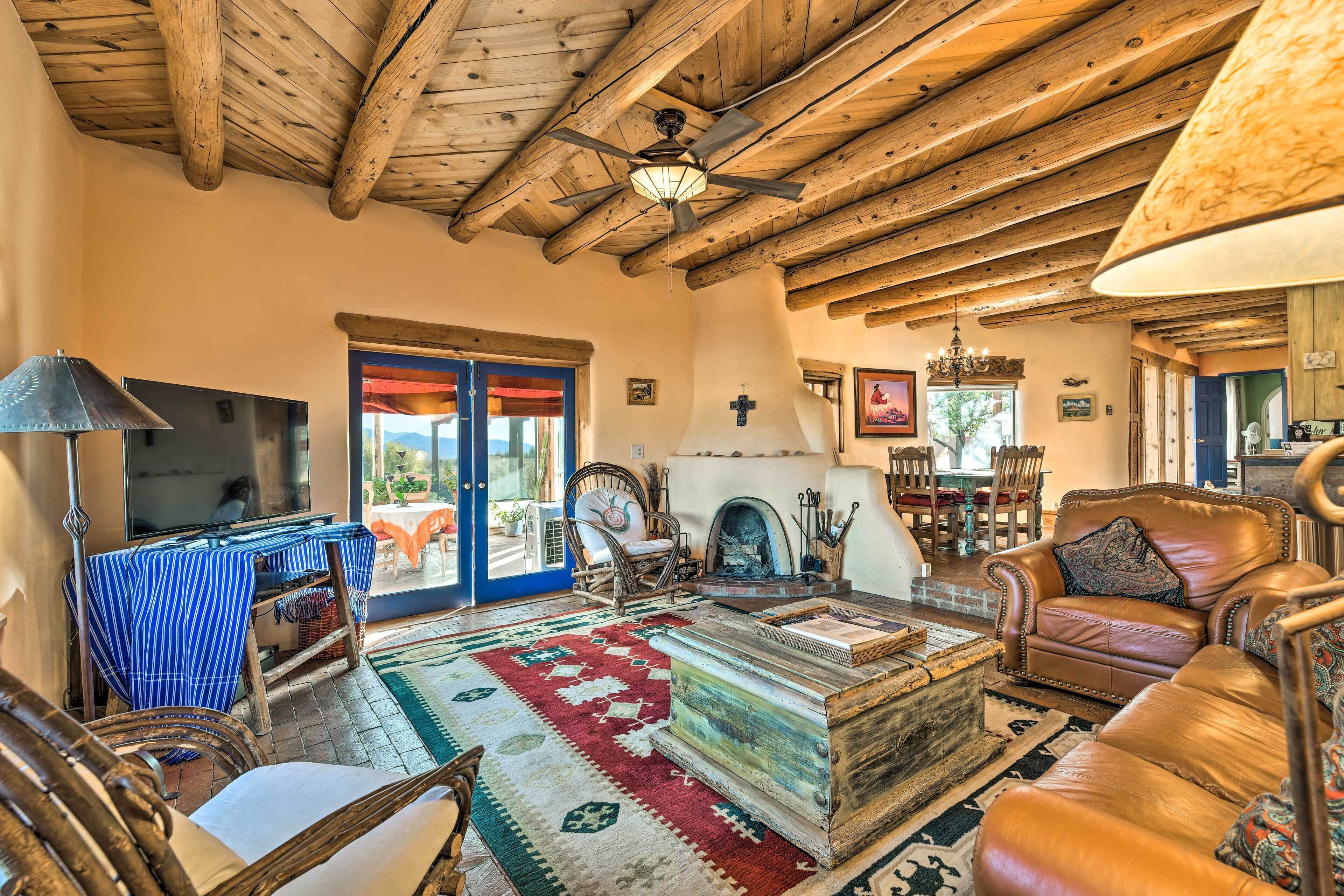 El Prado Home w/ Hot Tub, Panoramic Mtn Views