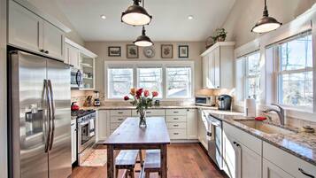 Apartment (1 Bedroom) | Private kitchen | Microwave, oven, stovetop, dishwasher