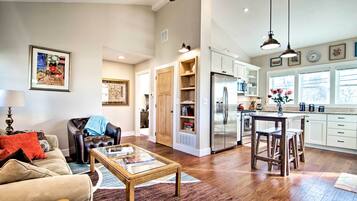 Apartment (1 Bedroom) | Living area | TV, books