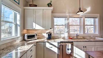 Apartemen (1 Bedroom) | Dapur pribadi | Microwave, oven, kompor, dan mesin pencuci piring