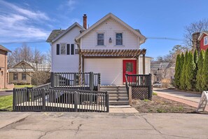 Apartment (3 Bedrooms) | Interior - Charming & Walkable Fairport Village Apartment! (Fairport)