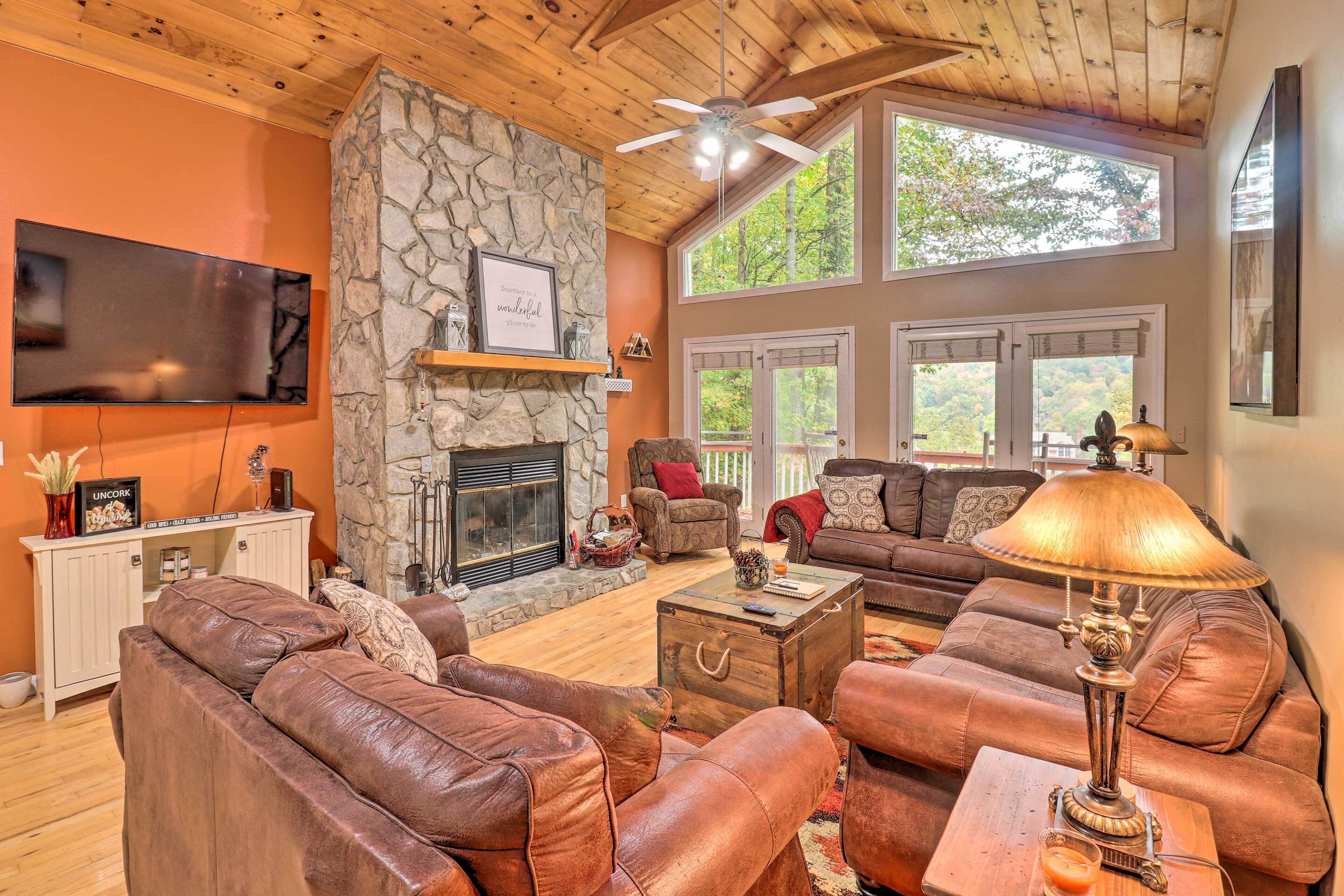Casa (3 Bedrooms) | Área de sala de estar | Televisión y chimenea 