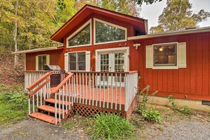 Interior - Rustic Red Cabin w/ Deck in Maggie Valley Club! (Maggie Valley)
