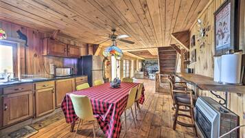 House (3 Bedrooms) | Private kitchen | Microwave, oven, stovetop, cookware/dishes/utensils