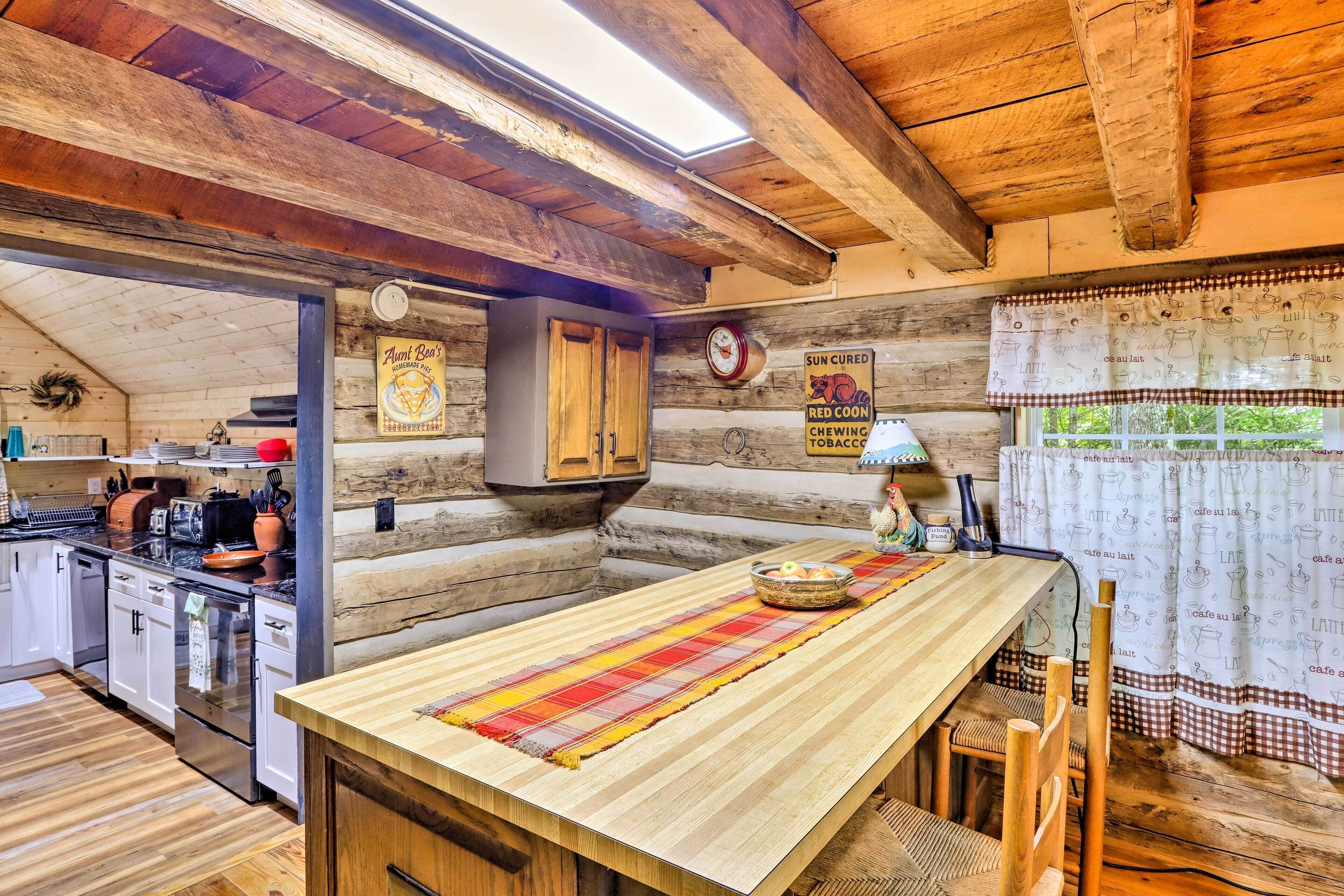 Lakeside Topton Cabin w/ Hot Tub & Game Room!