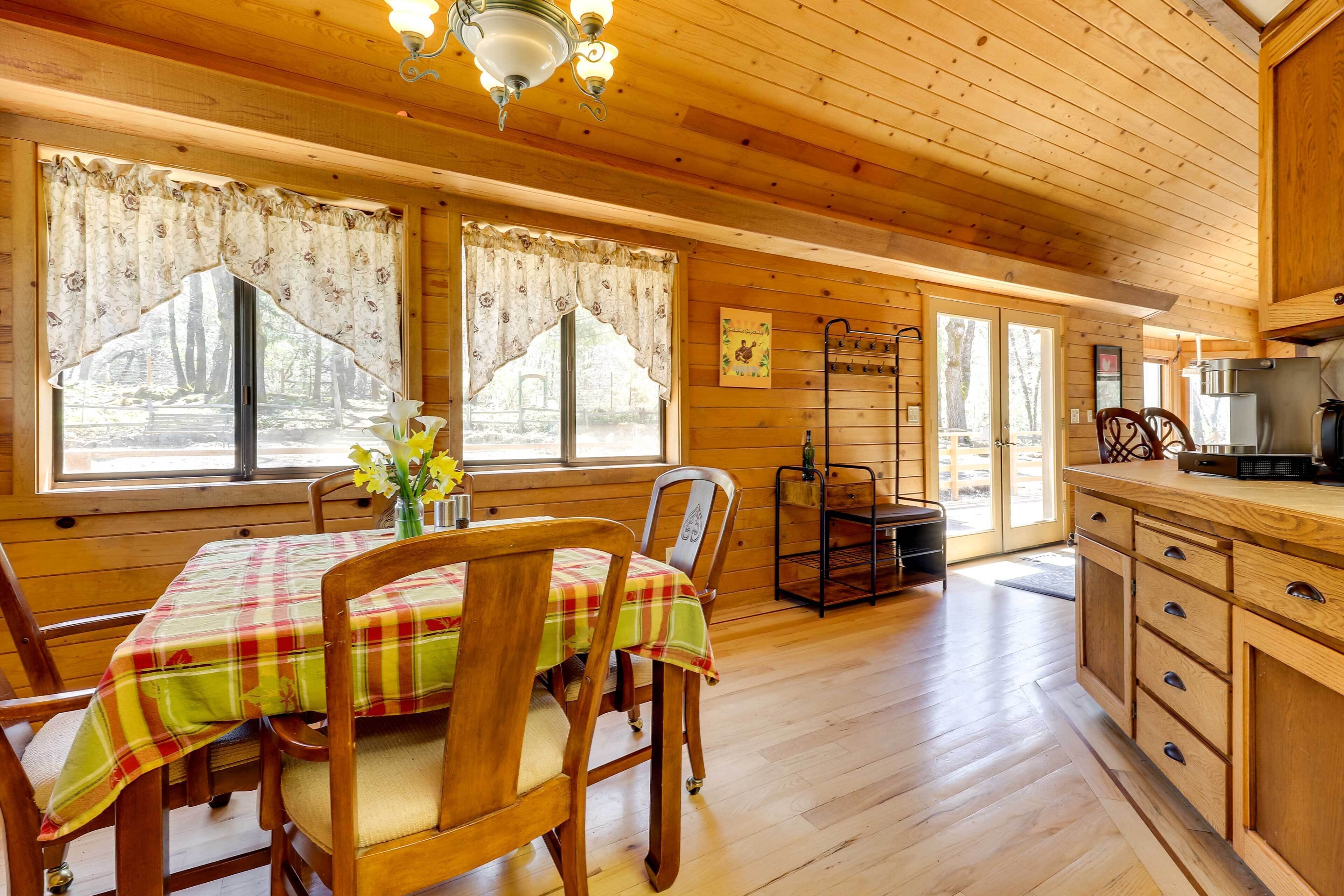 Welcoming Cole Ridge Chalet in Kelseyville!