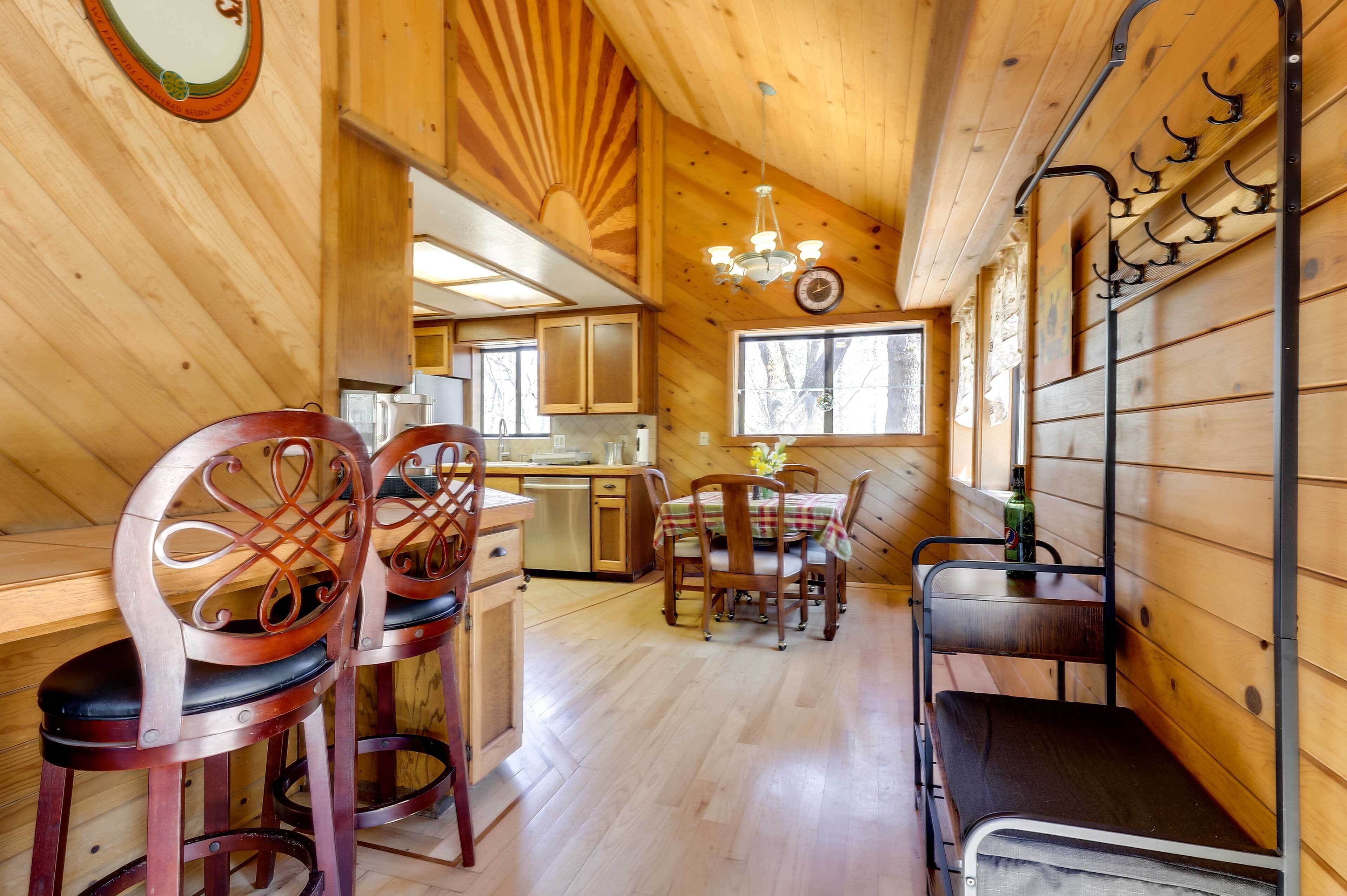 Welcoming Cole Ridge Chalet in Kelseyville!