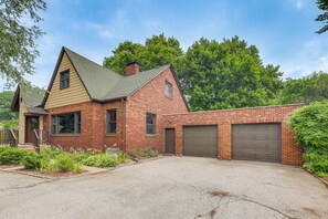 House (4 Bedrooms) | Interior - Sugar Shores ~ 3 Mi to Indiana Dunes Nat'l Park (Chesterton)